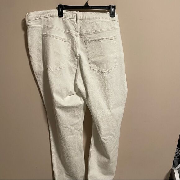 NWT Abercrombie & Fitch 90’s Straight Ultra High Rise in White- Size 37 (24L) - Picture 8 of 10